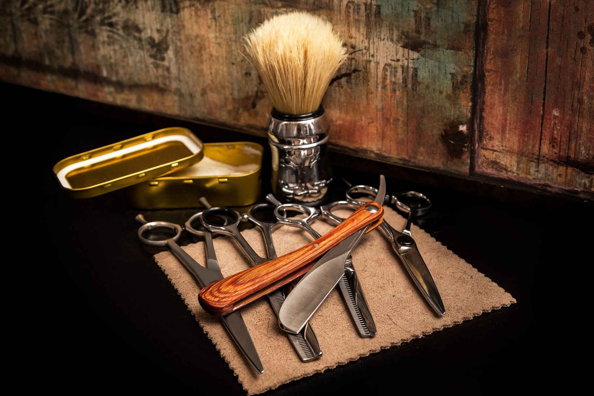 Werkzeuge und Pflegeprodukte im Barbershop