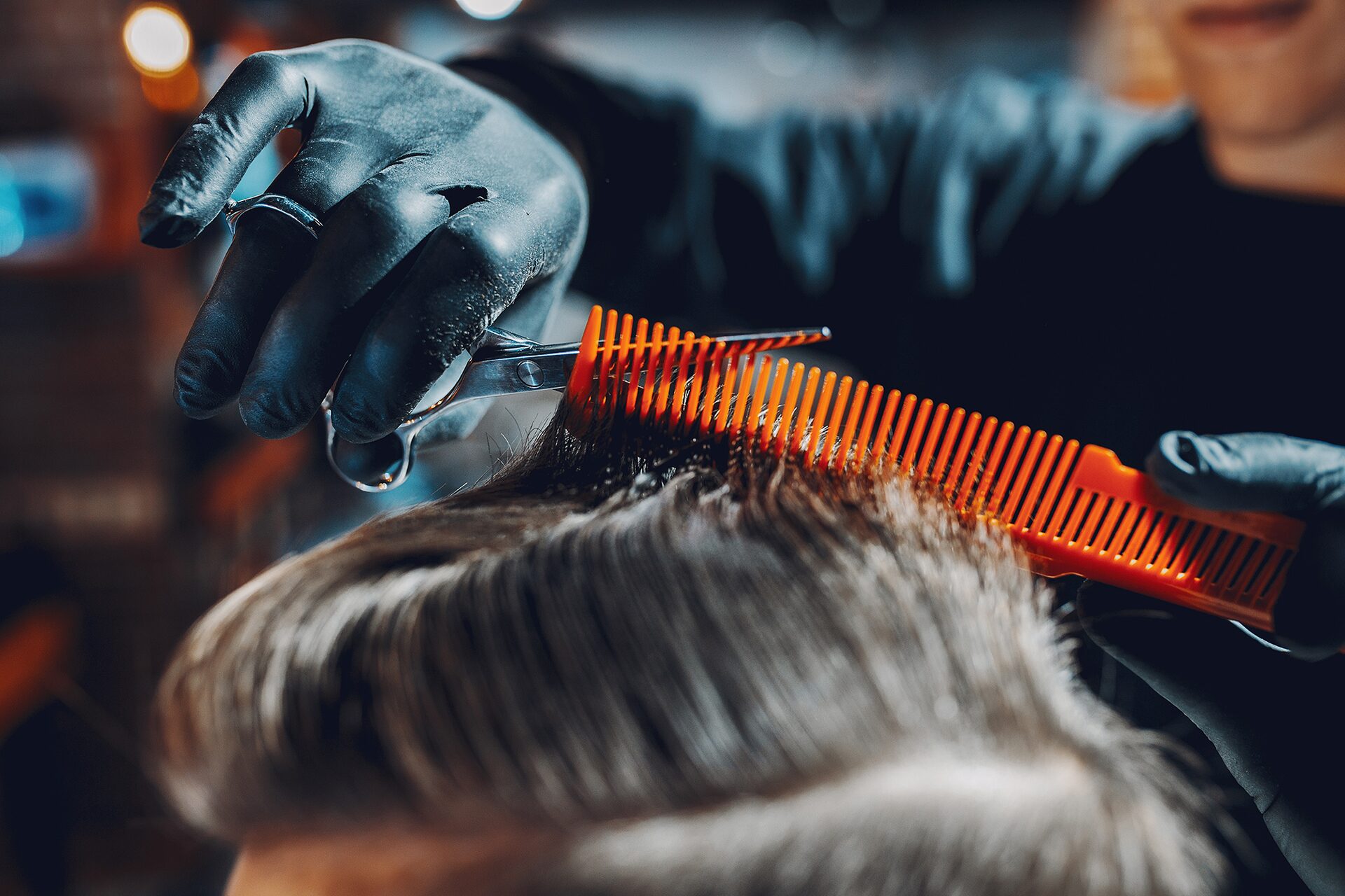 Gentleman im Barber-Stuhl, klassischer Schnitt